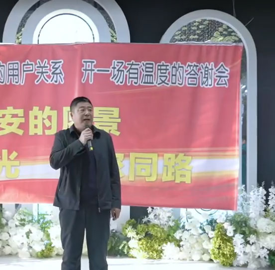 雨禾種業(yè) 走進前鋒農場 景經理講解優(yōu)質水稻品種